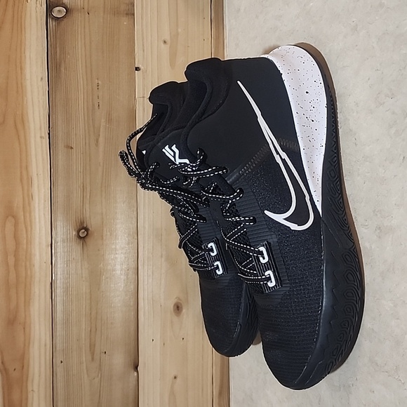 Nike KYRIE Flytrap 4 NWOB size 8.5 Men - Picture 3 of 8